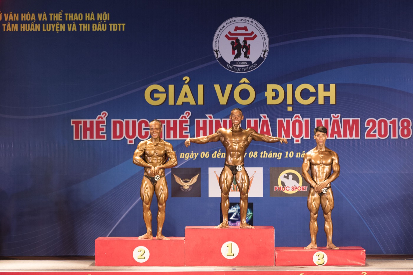 Nguyễn Bảo Bằng trên bục số 2 nhận Huy chương Bạc Giải vô địch Thể dục Thể hình Hà Nội năm 2018