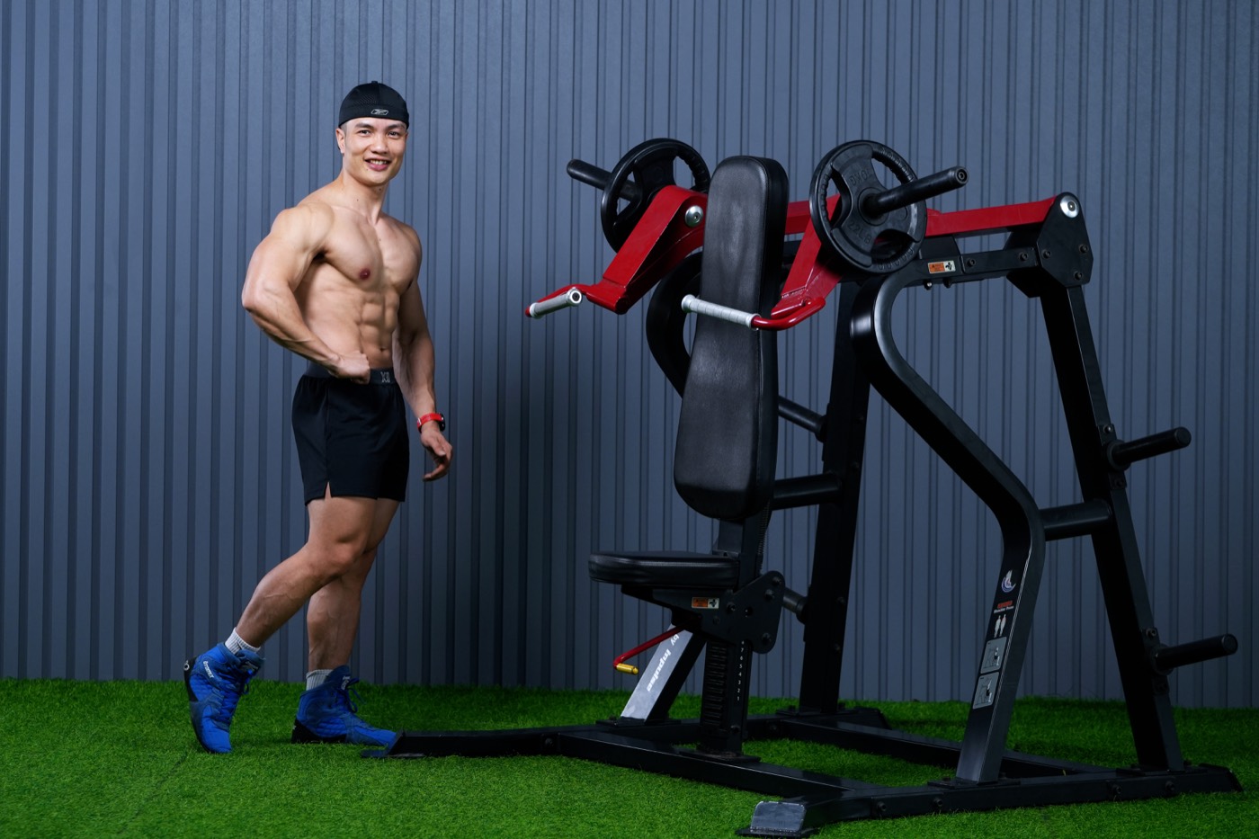 Nguyễn Bảo Bằng bên máy tập tại phòng tập