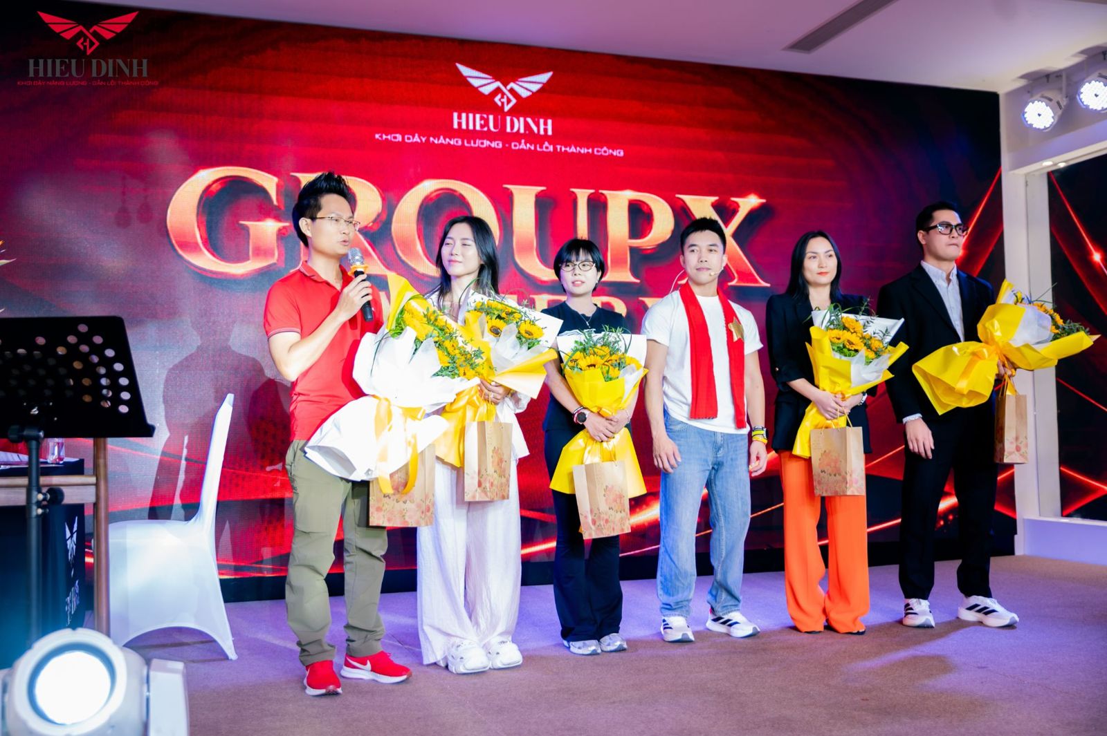 Thầy Đặng Kim Ba phát biểu trên sân khấu GroupX Mastery