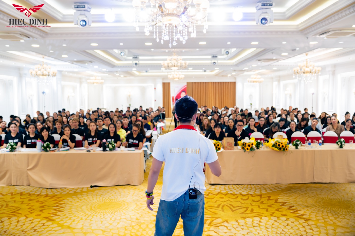 Thạc sĩ Nguyễn Đình Hiếu đứng quay lưng trước hội trường đông học viên