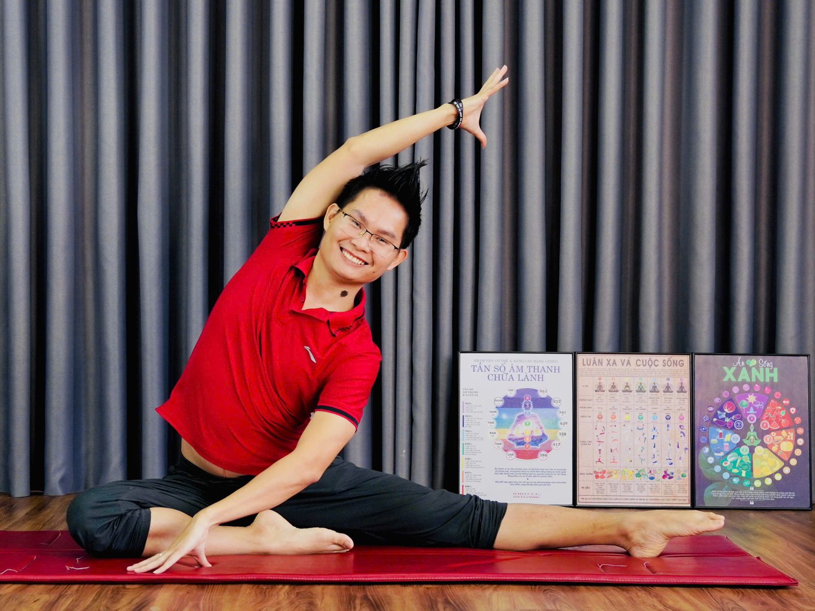 Thầy Đặng Kim Ba trong một tư thế yoga